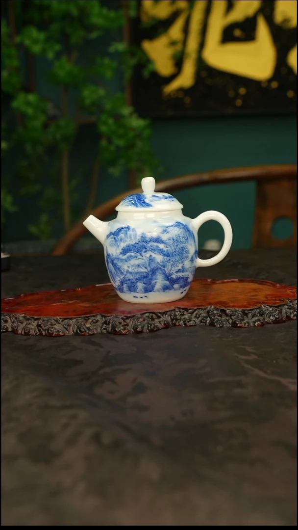 青花手绘山水瓷壶