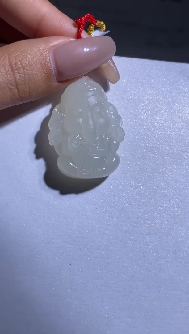 颈饰未镶嵌和田玉大****?象鼻财神宝宝佛