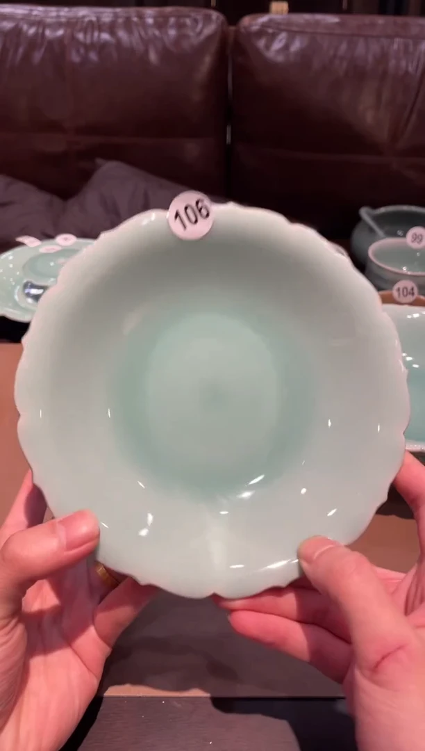 106窑承青瓷高足莲瓣盘