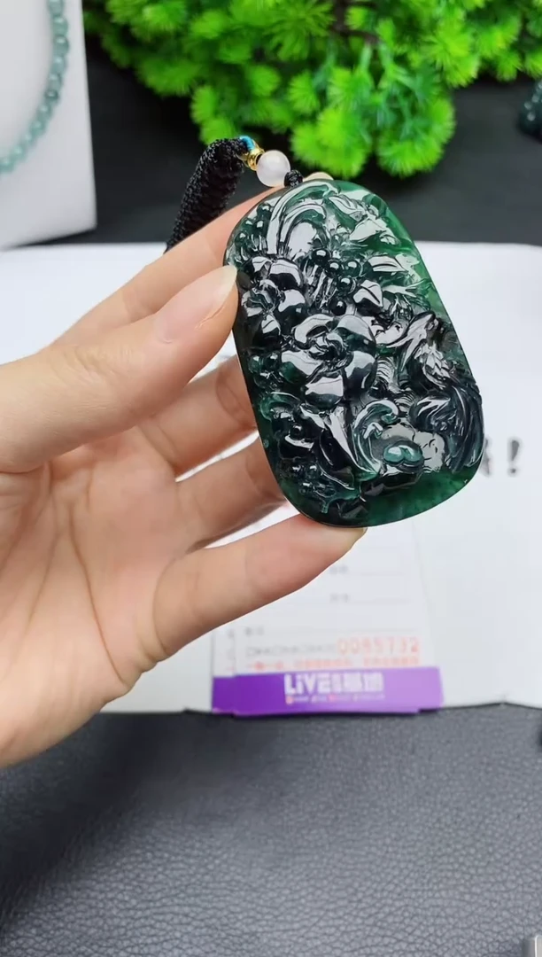 颈饰未镶嵌翡翠