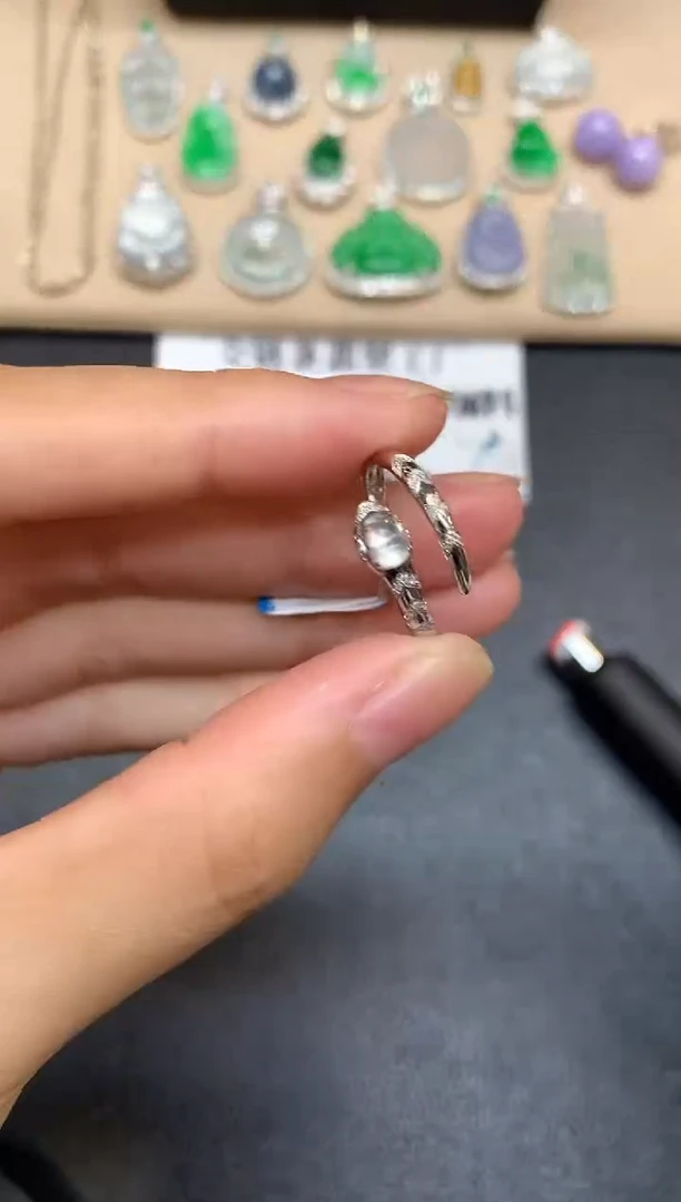 18K金镶嵌戒指翡翠葫芦【无服务费