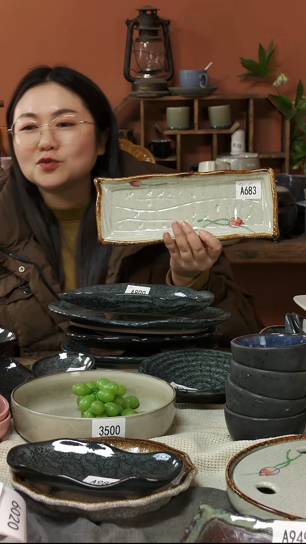 陶瓷思**舞A683 一只手绘荷花黑点长盘29*11*2.5可能微瑕