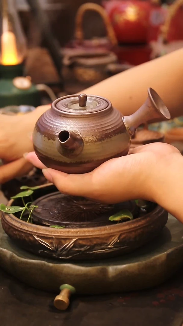 清水侧把泡茶壶一只