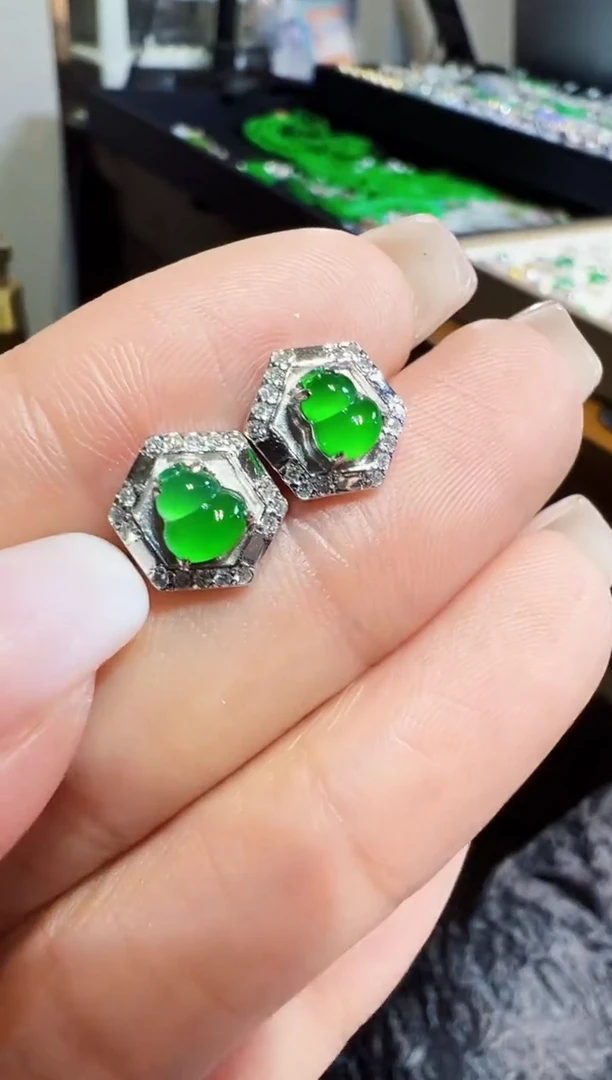 18K金镶嵌翡翠耳饰葫芦