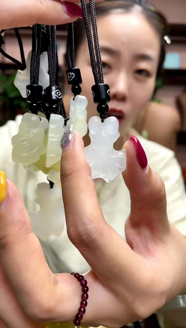 岫玉未镶嵌颈饰多样性发货发其中之一