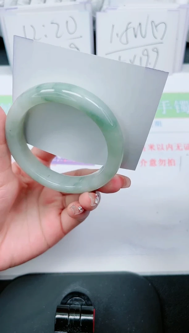 【闪购商品】石英质玉手镯未镶嵌180