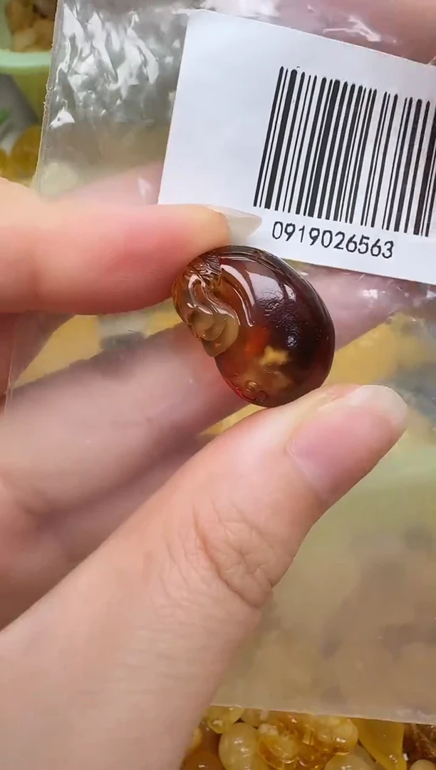 未镶嵌琥珀裸石如图