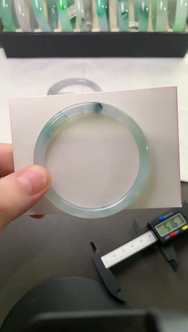 翡翠手镯（圆镯）未镶嵌52.2*5.6*5.9