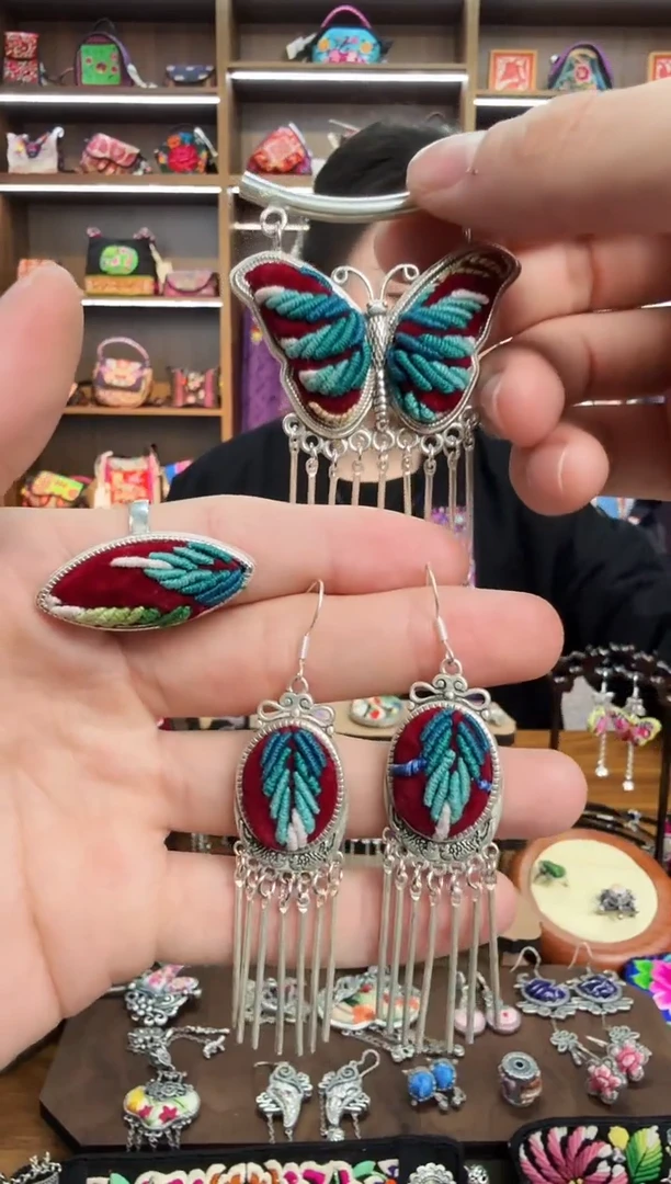 【闪购商品】织绣22蒙阿苏苗绣传承