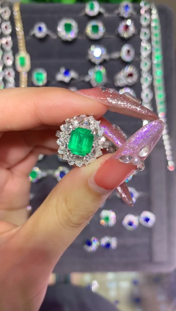 18K金镶嵌戒指祖母绿2.2CT