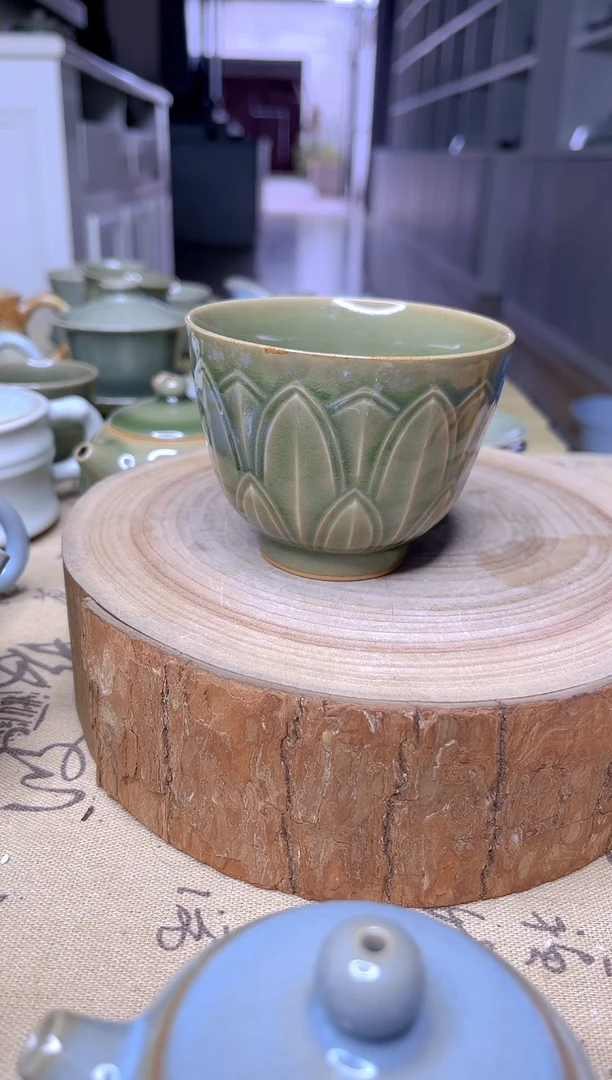 摆件原生态原矿葱绿莲花杯