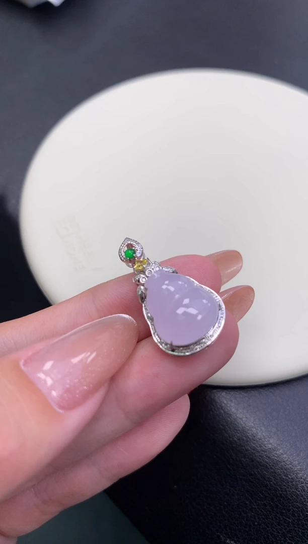 颈饰18K金镶嵌翡翠48小时鉴赏期 退货不扣服务费