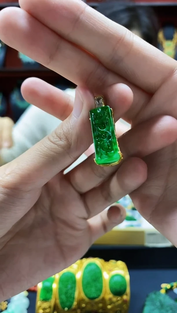 颈饰未镶嵌翡翠吊坠