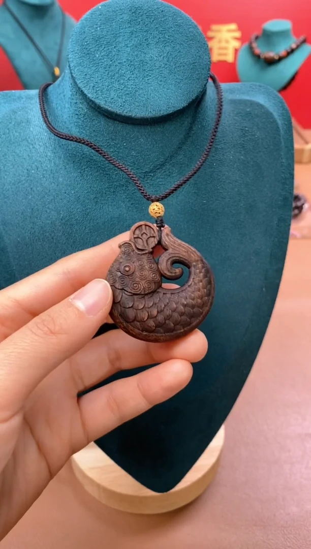 【闪购商品】沉香木手串P顺化紫棋手雕年年有鱼牌