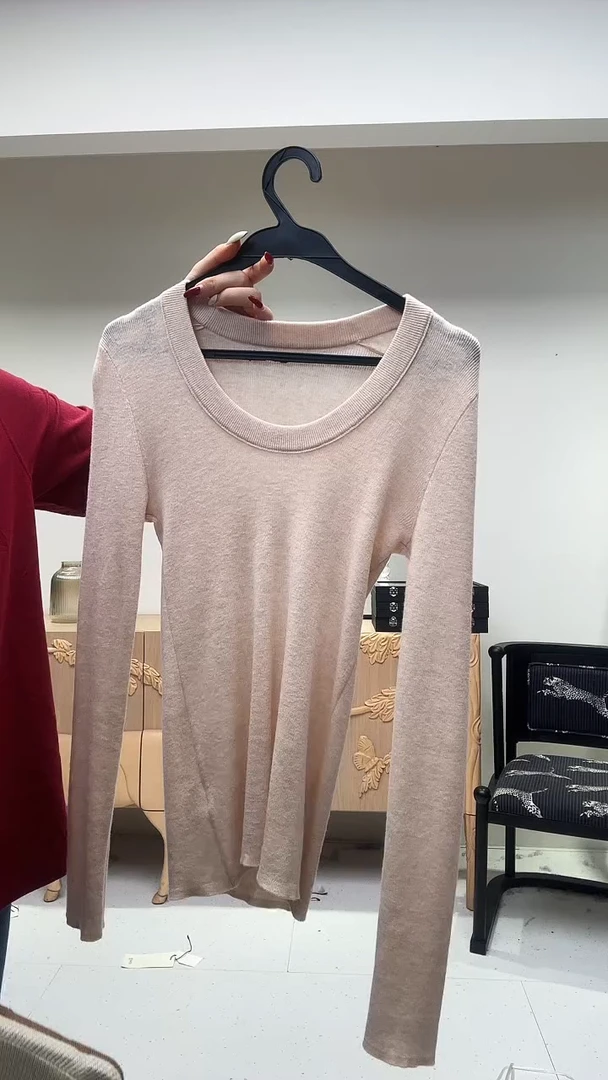 藕粉色u领经典上衣