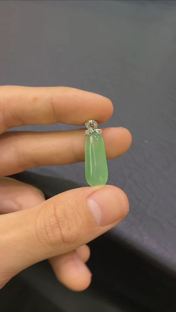 颈饰18K金镶嵌翡翠吊坠