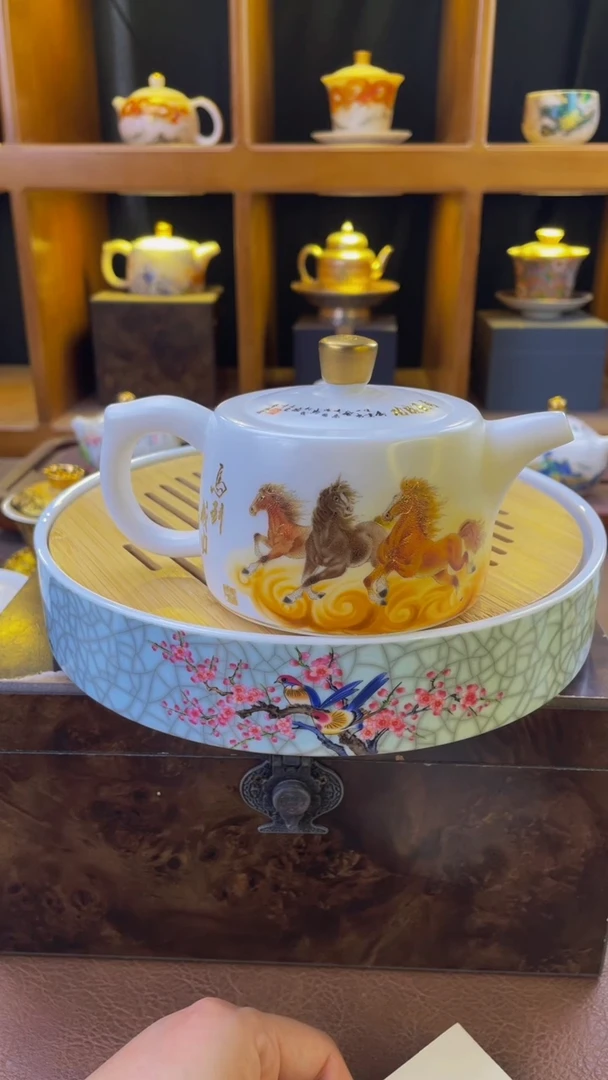 羊脂玉（万马奔腾）壶