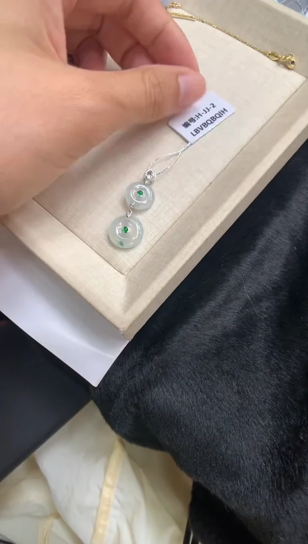 翡翠18K金镶嵌颈饰平安扣