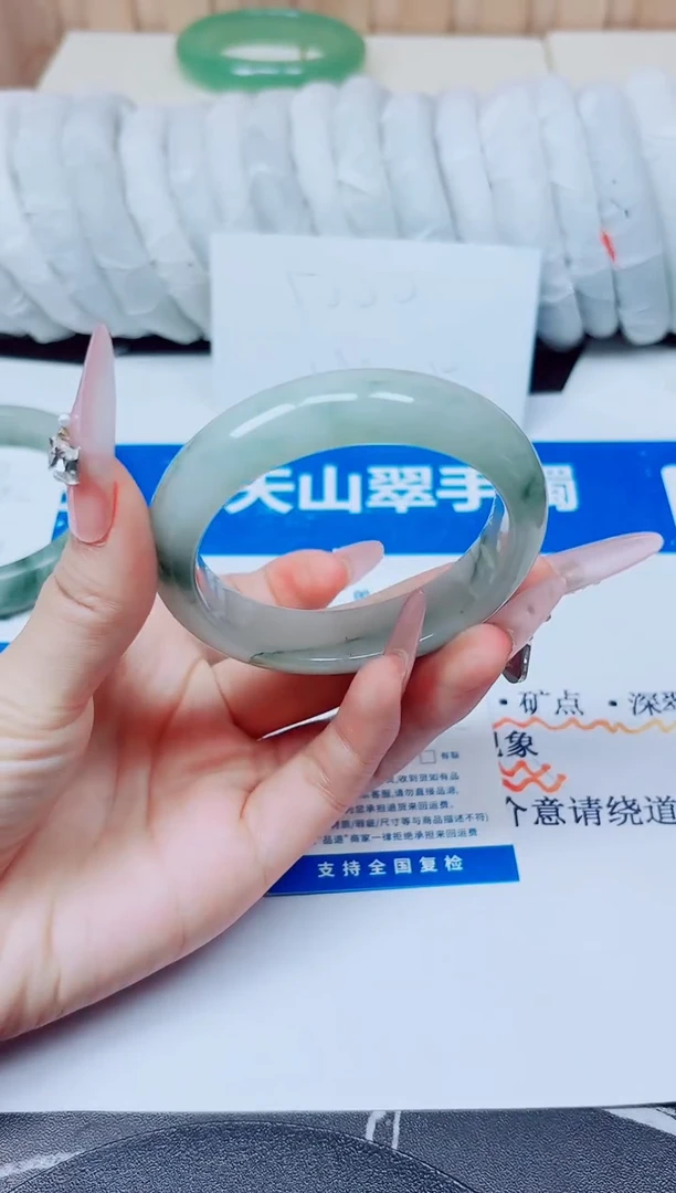 未镶嵌手镯石英质玉76/53.6