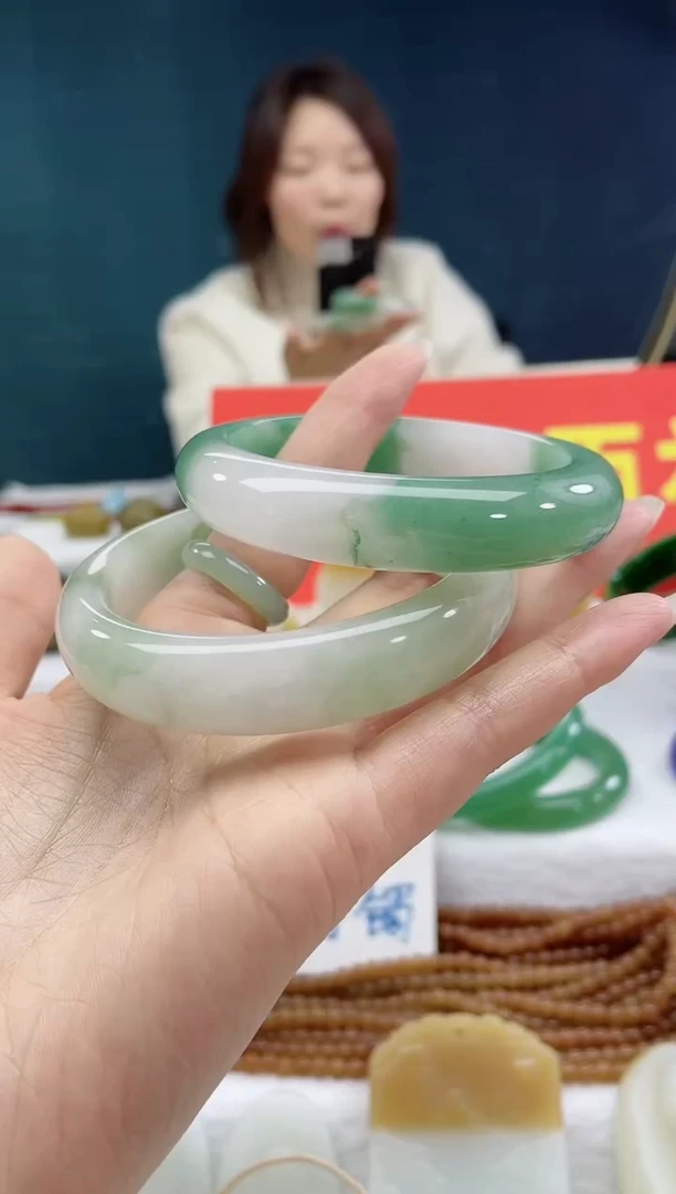 【闪购商品】石英质玉手镯未镶嵌1