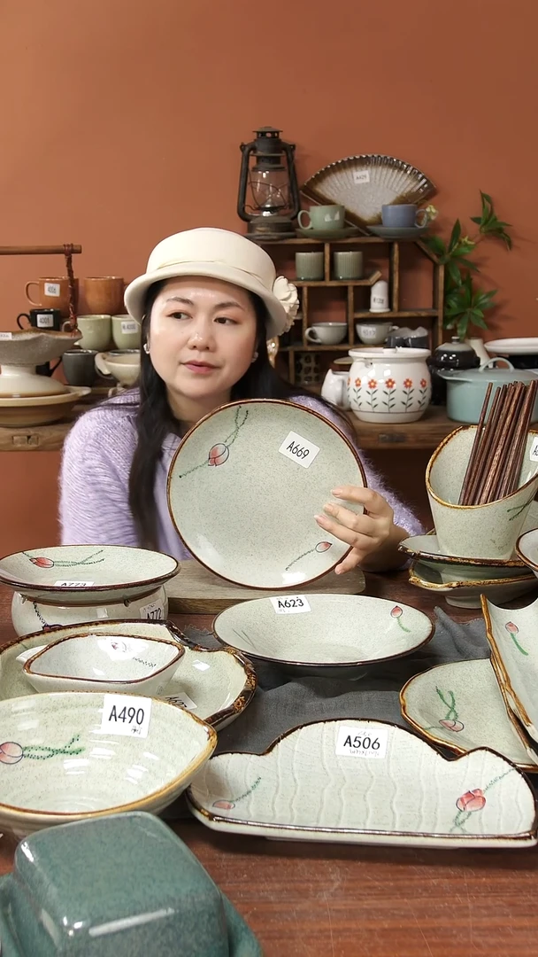 陶瓷A669 手绘荷花黑点盘子23.5*2.5可能微瑕