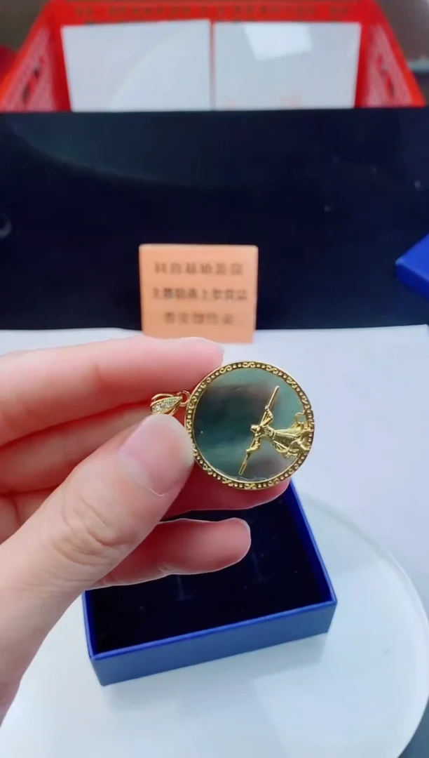 颈饰未镶嵌翡翠   `