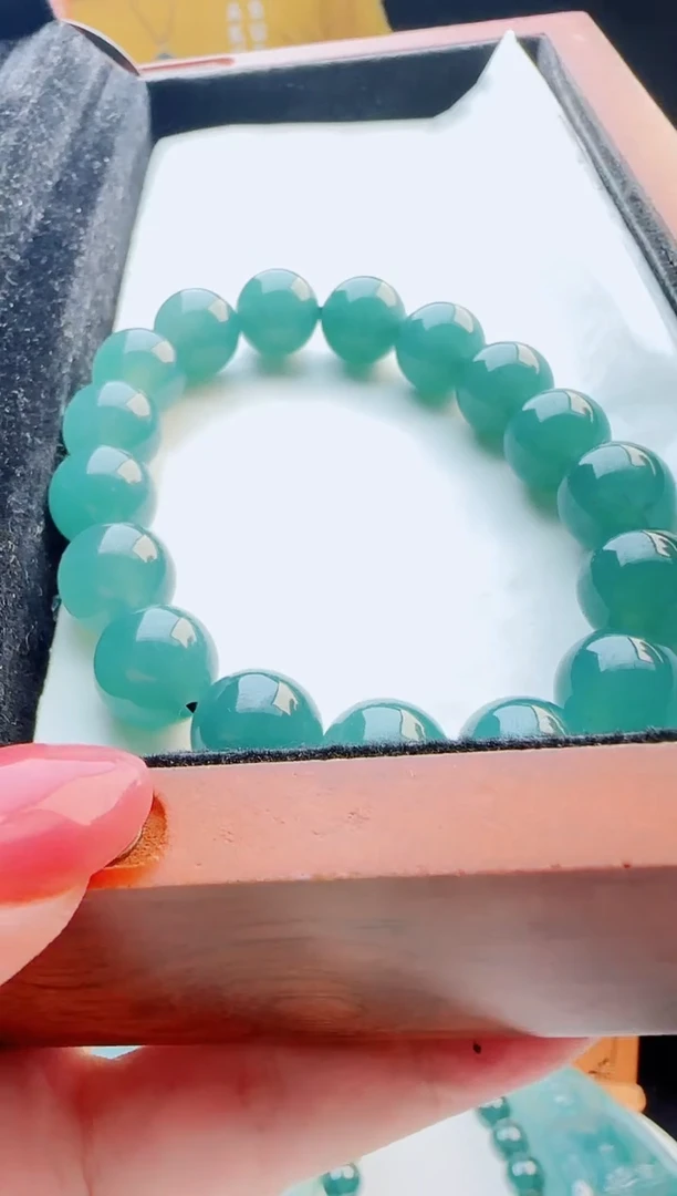 翡翠未镶嵌颈饰多样性发货其中一件