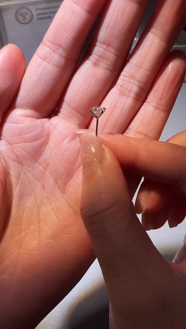 实验室培育钻石裸石未镶嵌叮**憂50分四爪耳钉一只