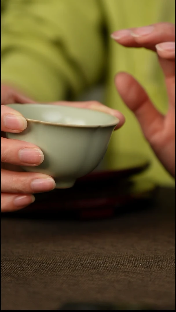 粉青 花口杯 带底款