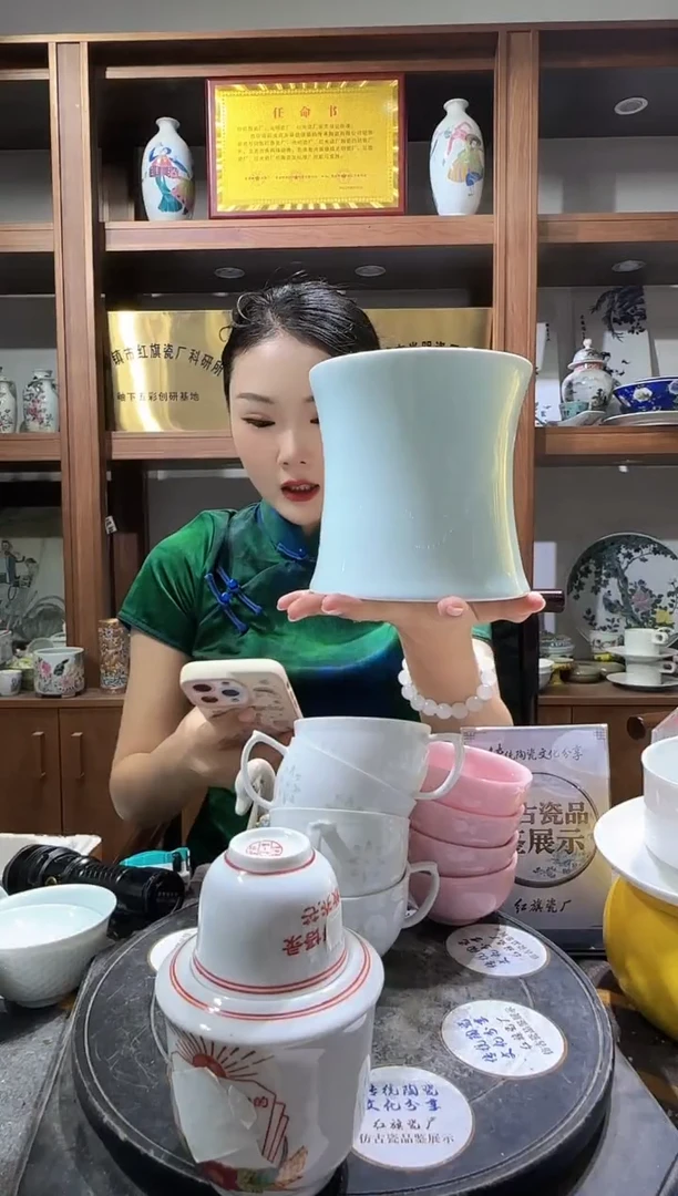 其他B224景德镇制仿古陶瓷笔筒一件