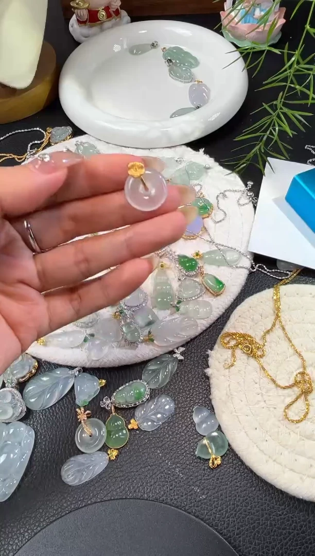 颈饰18K金镶嵌翡翠源头直播间