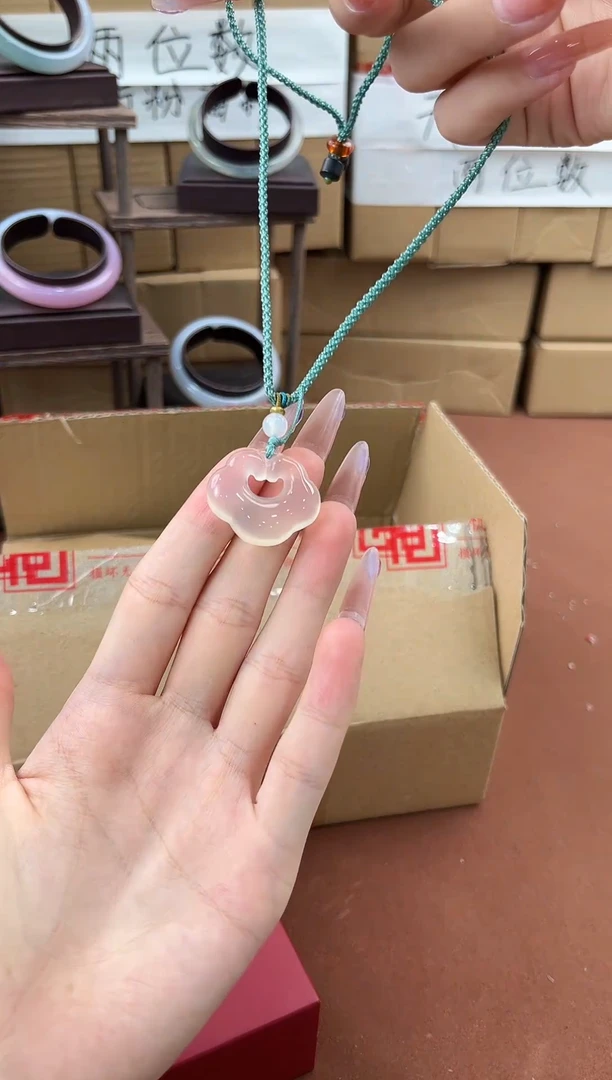 未镶嵌颈饰玛瑙/玉髓玉髓祥云锁挂坠