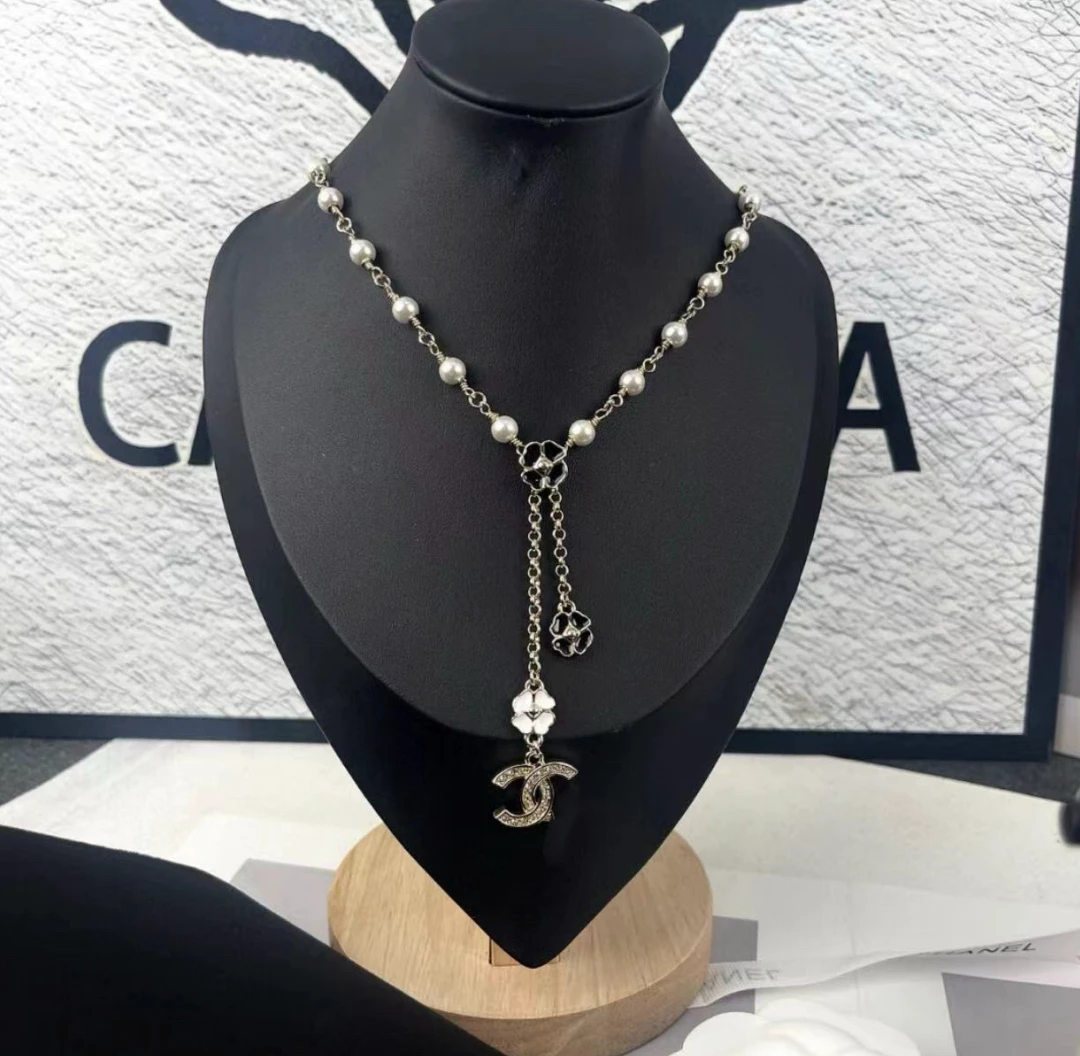 铜合金仿水晶项链 A22⾹家25p⼭茶花双c⿊⽩项链气质轻奢