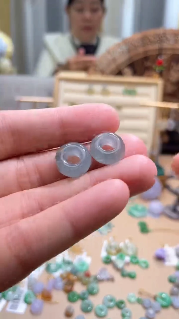 【闪购商品】翡翠颈饰未镶嵌甜甜圈一对