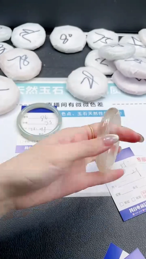 【闪购商品】石英质玉手镯未镶嵌18J95-60