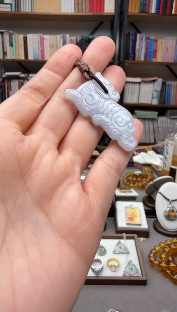 颈饰未镶嵌翡翠虎形佩吊坠