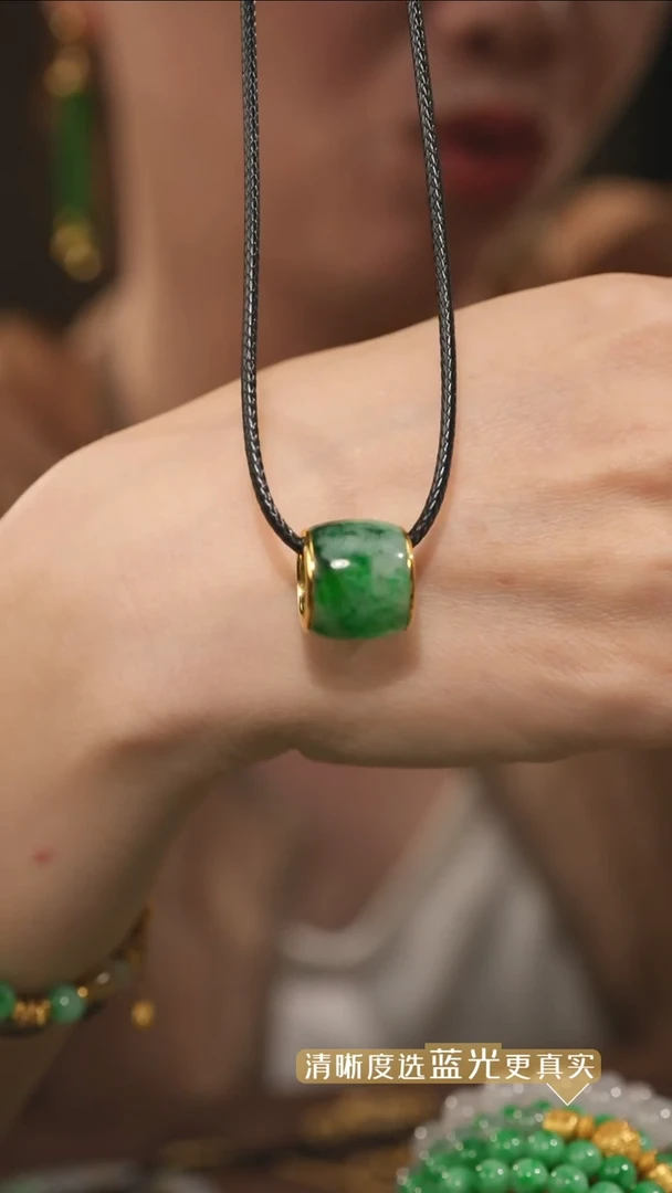 翡翠18K金镶嵌吊坠(不含链)飘绿花翡翠路路通吊坠