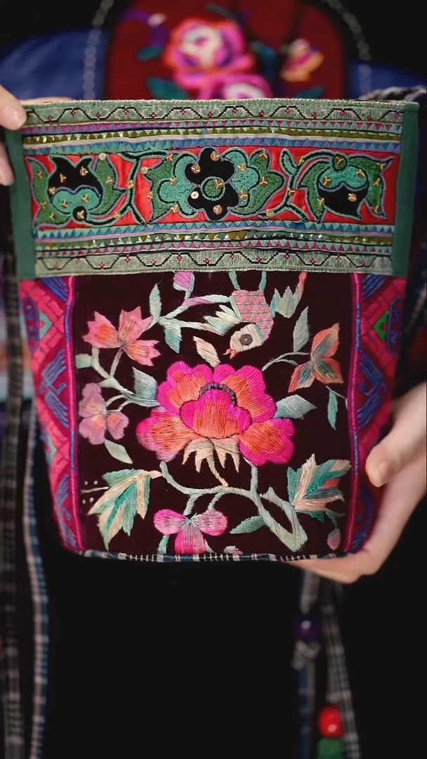 刺绣私人定制苗族手工包S9810
