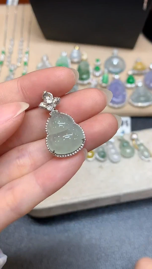 吊坠(不含链)18K金镶嵌翡翠葫芦【无服务费