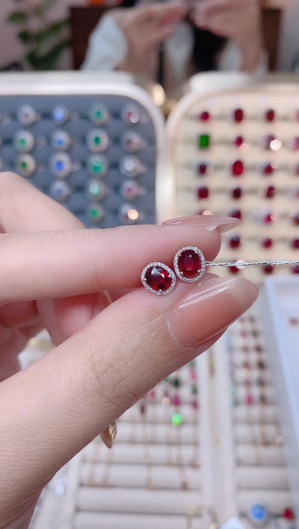 【闪购商品】红宝石18K金耳饰18K金镶嵌18K金耳饰