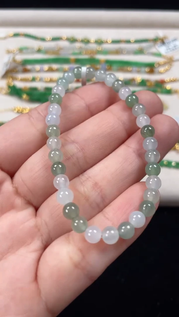 未镶嵌手串翡翠一条  P158