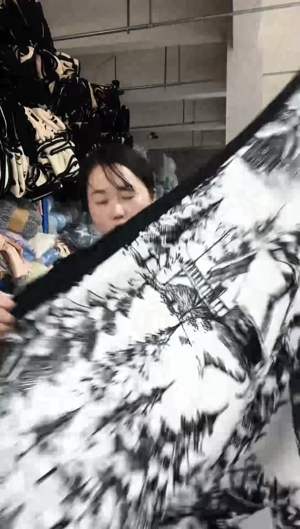 混纺主播手上展示的产品