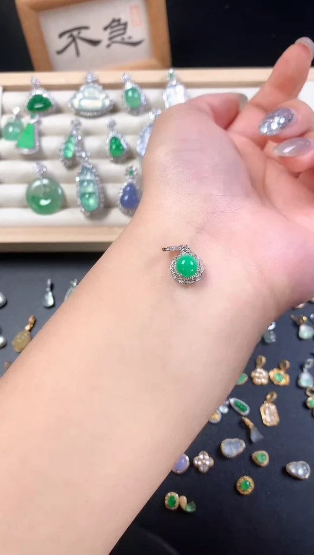 颈饰18K金镶嵌翡翠绿蛋面