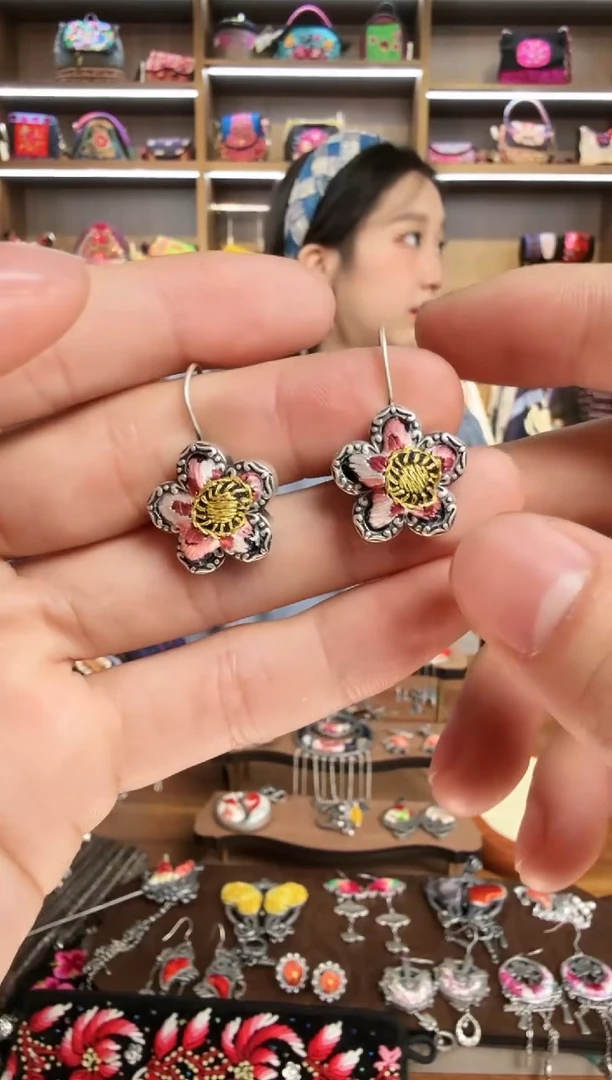 【闪购商品】织绣259蒙阿苏苗绣传承