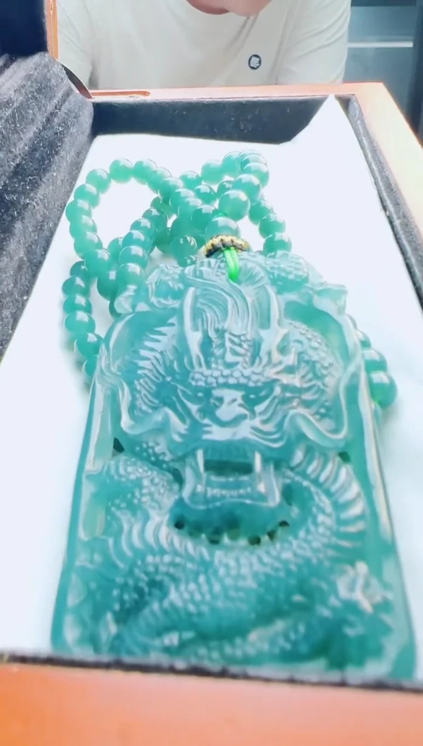 翡翠未镶嵌颈饰多样性发货其中一件