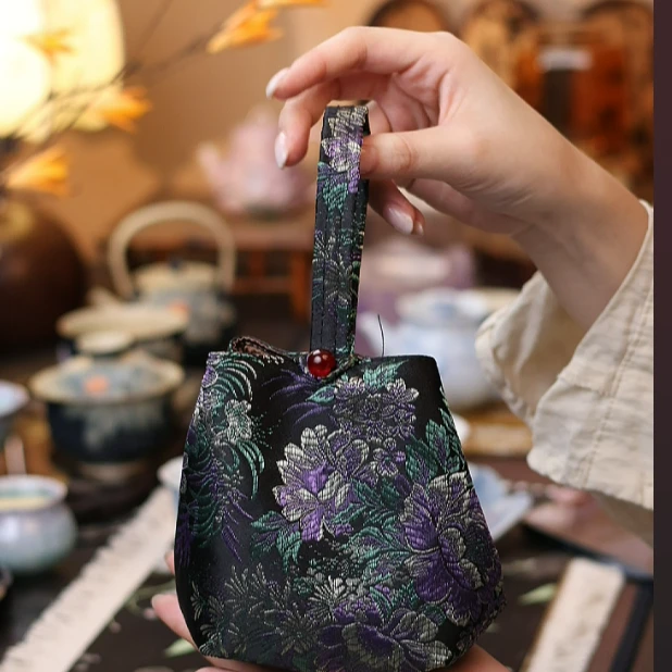 三柒刺绣紫牡丹收纳包