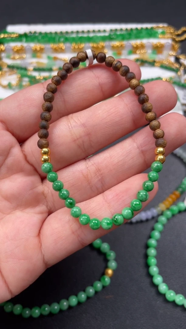 套链足金镶嵌翡翠一条    P223