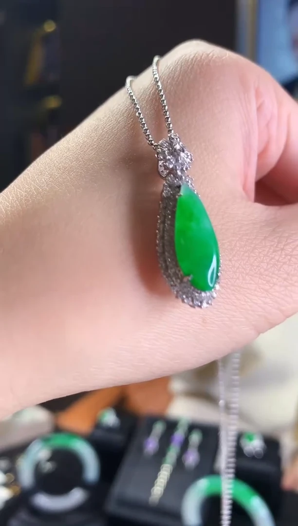 【闪购商品】翡翠吊坠(不含链)18K金镶嵌吊坠