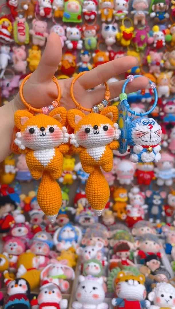 纯手工制作毛线钩织成品狐狸2个，活动赠送哆啦a梦