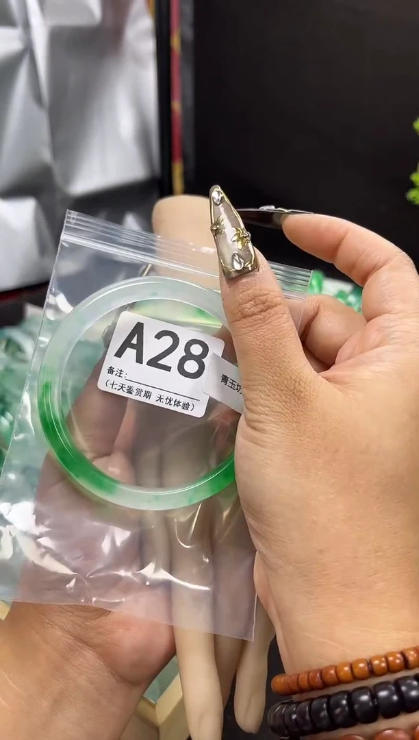 【闪购商品】石英岩玉手镯未镶嵌A28